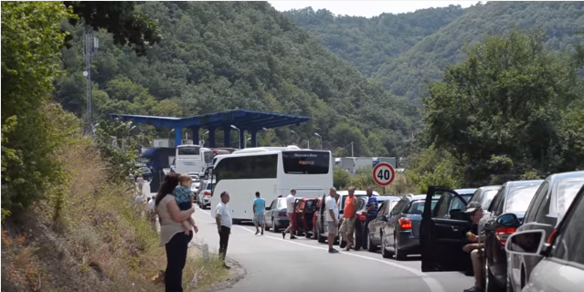 Fluks më i madh i qytetarëve te Dheu i Bardhë, kolona deri në 400 metra për të dalë nga Kosova