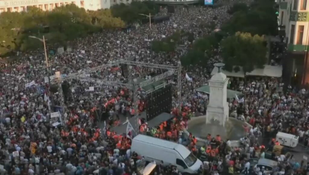 Protestë masive në Beograd kundër minierave të litiumit, Vuçiq thotë se po përgatitet puç