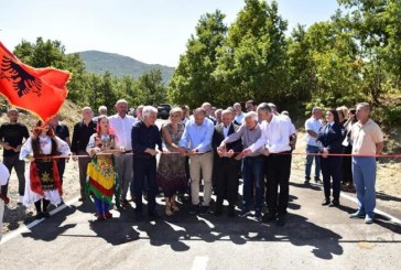 Inagurohet rruga që lidh Gjakovën me Krumën dhe Dobrunën në Shqipëri