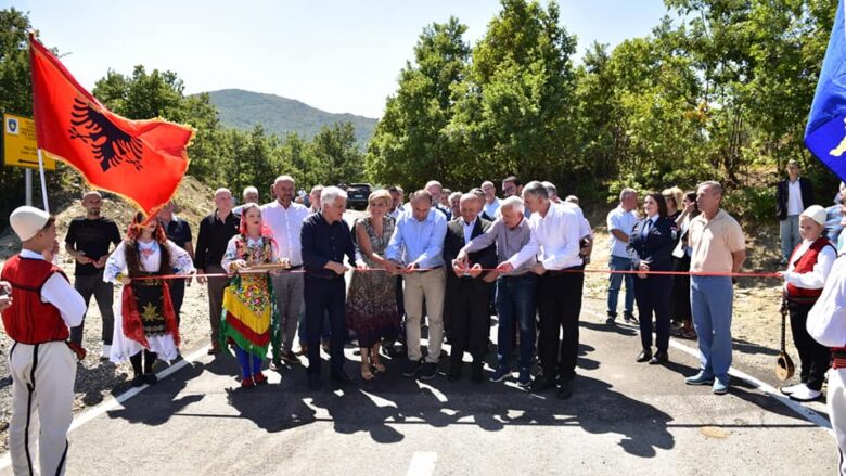 Inagurohet rruga që lidh Gjakovën me Krumën dhe Dobrunën në Shqipëri