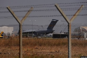 Aeroplani me të cilin besohet se ka udhëtuar në rajon shefi i CIA-s shihet në Aeroportin e Prishtinës