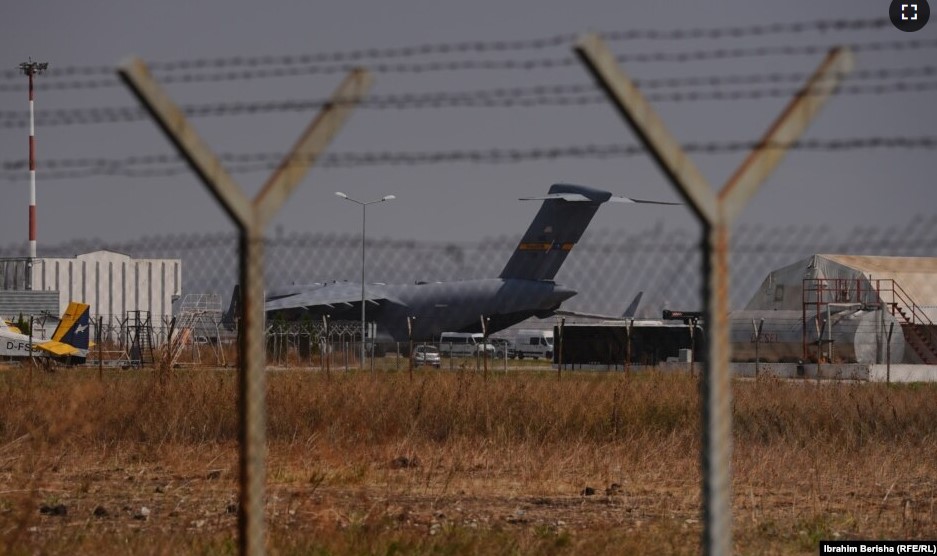 Aeroplani me të cilin besohet se ka udhëtuar në rajon shefi i CIA-s shihet në Aeroportin e Prishtinës