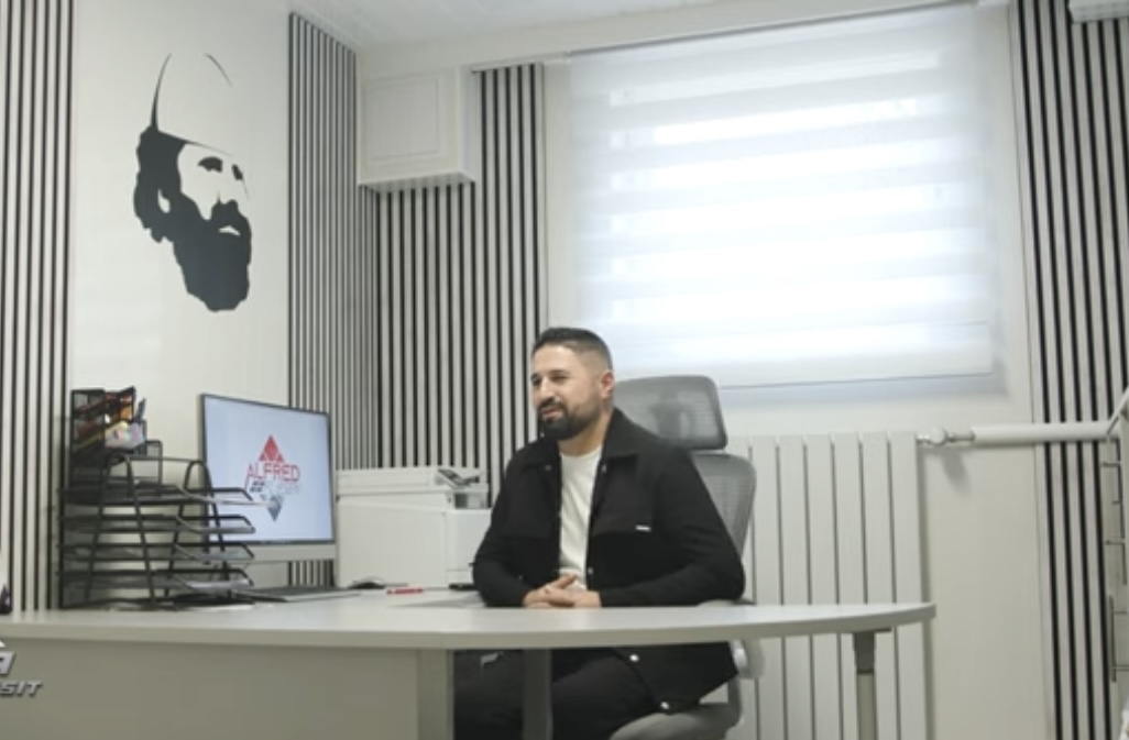 Biznismeni Alfred Dibrani, në zyret e tij në Gjermani mbanë portretin e Adem Jasharit