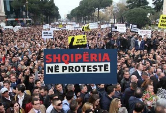 Bllokohet Tirana, opozita në protestë