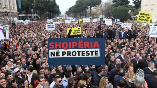 Bllokohet Tirana, opozita në protestë