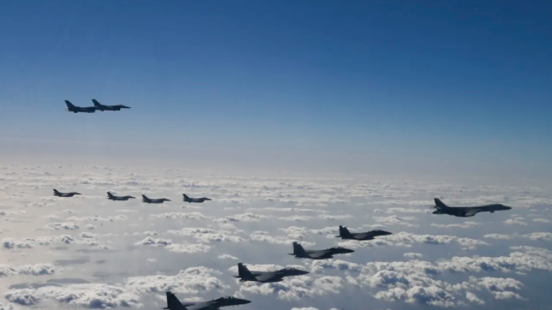 Pesë aeroplanë kinezë dhe gjashtë rusë fluturojnë në zonën e mbrojtjes ajrore të Koresë së Jugut, ajo i ‘kundërpërgjigjet’ menjëherë