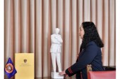 Presidentja Osmani pranon skulpturen e Rugovës