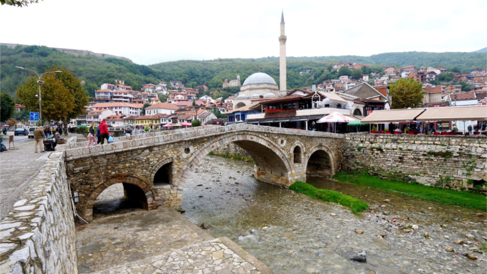 Kush janë aktorët e huaj që duan ta minojnë demokracinë e Kosovës? Analiza e REL: Po shfrytëzojnë përçarjet etnike