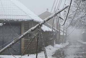 Rrëzohet shtylla elektrike në fshatin Irzniq të Deçanit: Banorët në rrezik, asnjë ndërhyrje nga KEDS