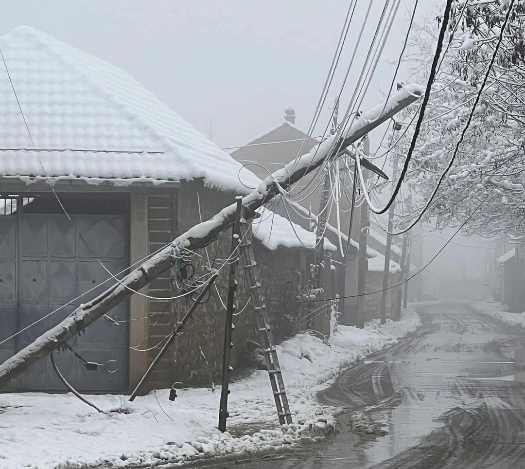 Rrëzohet shtylla elektrike në fshatin Irzniq të Deçanit: Banorët në rrezik, asnjë ndërhyrje nga KEDS