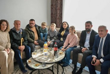 Osmani vizitoi familjen Behrami në Kroin e Vitakut: Familje qëndrestare