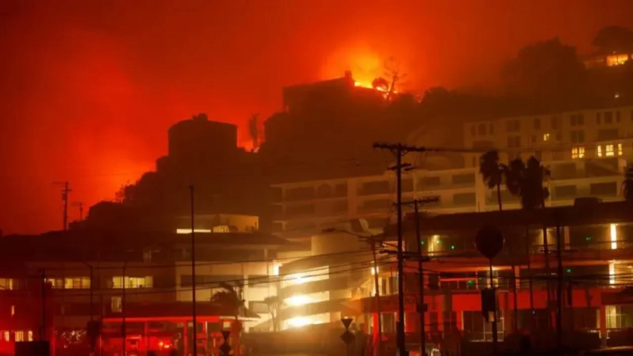 Shpallet gjendja e jashtëzakonshme në Los Angeles/ Evakuohen 30 mijë banorë, flakët pushtojnë zonën