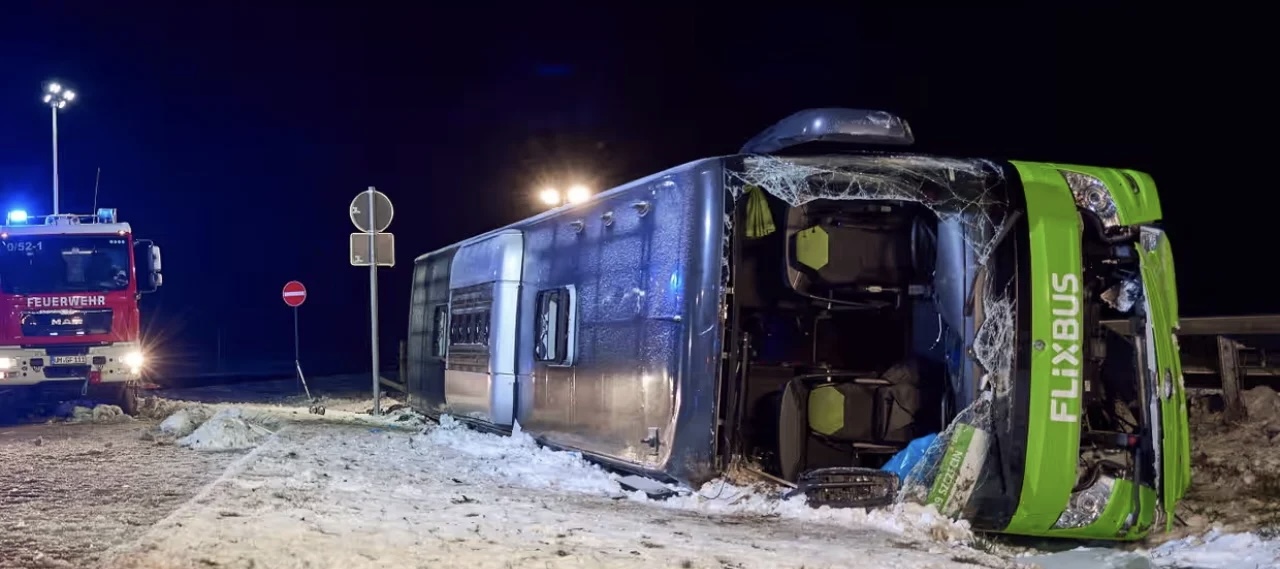 Autobusi me 13 pasagjerë aksidentohet në Gjermani, dy të vdekur e disa të plagosur