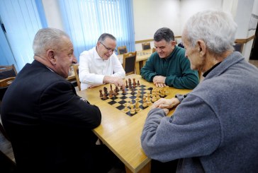 Bedri Hamza luan shah me një pensioner: 70% do të rriten pensionet bazike