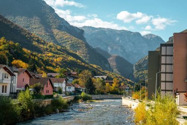 Tronditet Peja, shpërthim në një lokal