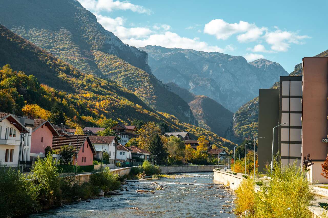 Tronditet Peja, shpërthim në një lokal