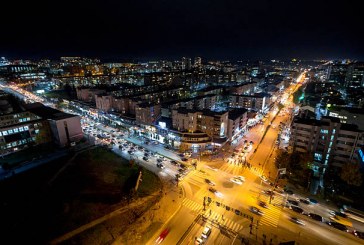 Një person në Prishtinë qëllohet me armë zjarri në veturën e tij