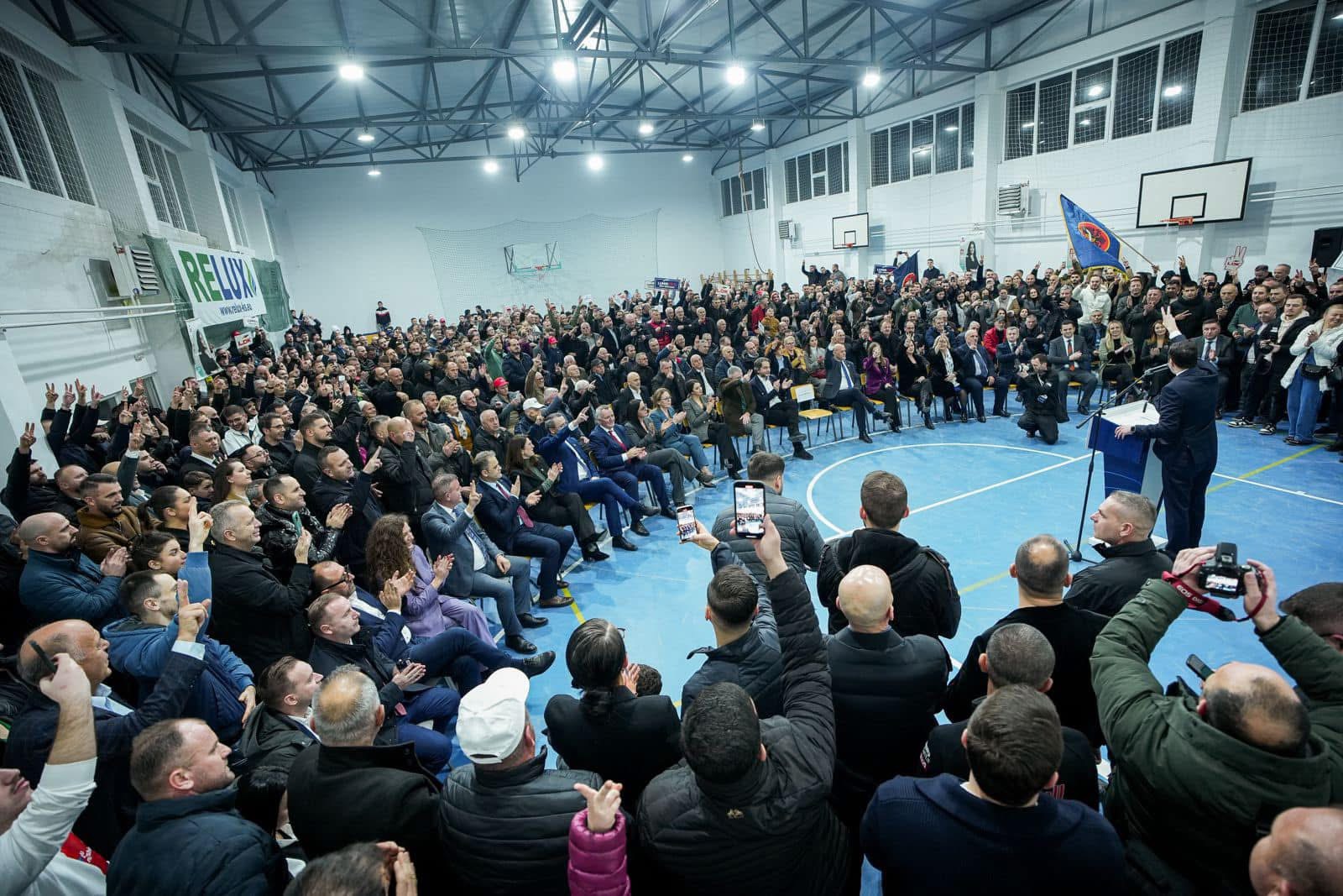 Abdixhikut në ora 10 të mbrëmjes i mbushet salla në Mramor: Pa fjalë, LDK dhe populli tashmë janë një