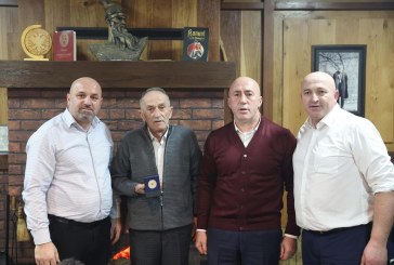 Haradinaj e nderon Isuf Ukë Blakaj me medaljen  “Me besim në zot, atdhe e shtet”