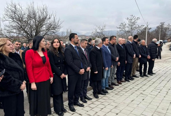 Blakaj bashkë me kolegë të AAK-së bëjnë homazhe lapidari i “Tre Dëshmorëve të Shkollës Shqipe” në fshatin Uçë të Istogut