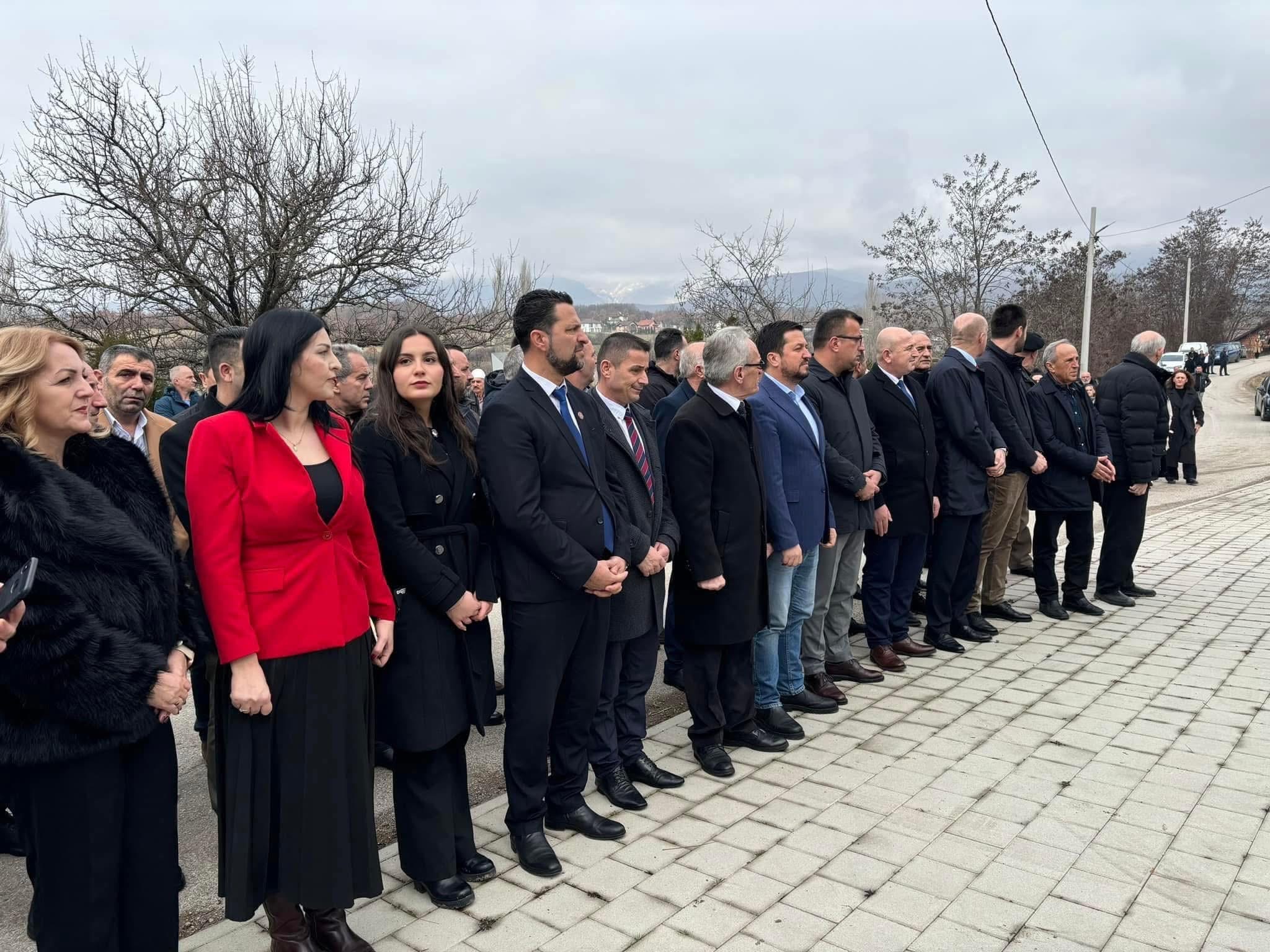 Blakaj bashkë me kolegë të AAK-së bëjnë homazhe lapidari i “Tre Dëshmorëve të Shkollës Shqipe” në fshatin Uçë të Istogut