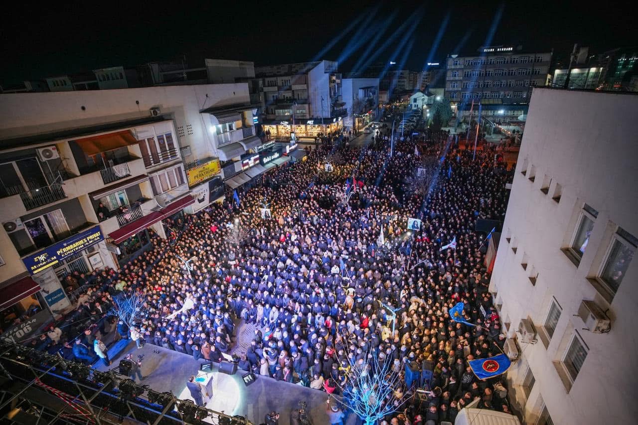 Lumir Abdixhiku nga tubimi masiv në sheshin e Gjilanit: Do ta bëjmë autostradën e Anamoravës deri te Dheu i Bardhë brenda mandatit