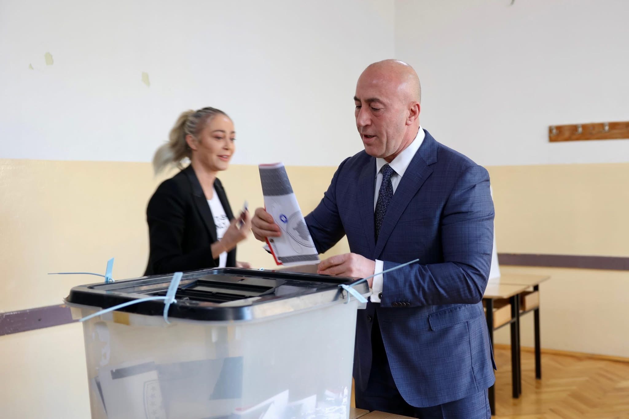 Voton Ramush Haradinaj – për herë të parë votojnë edhe dy fëmijët e tij