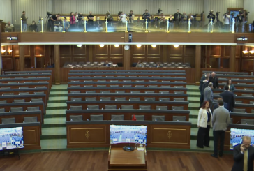 Vazhdojnë të hynë në sallë deputetët e partive