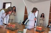 Festë në Vetëvendosje, Albulena Haxhiu feston ditëlindjen teksa kolegët e partisë e befasojnë me tortë dhe qirinj