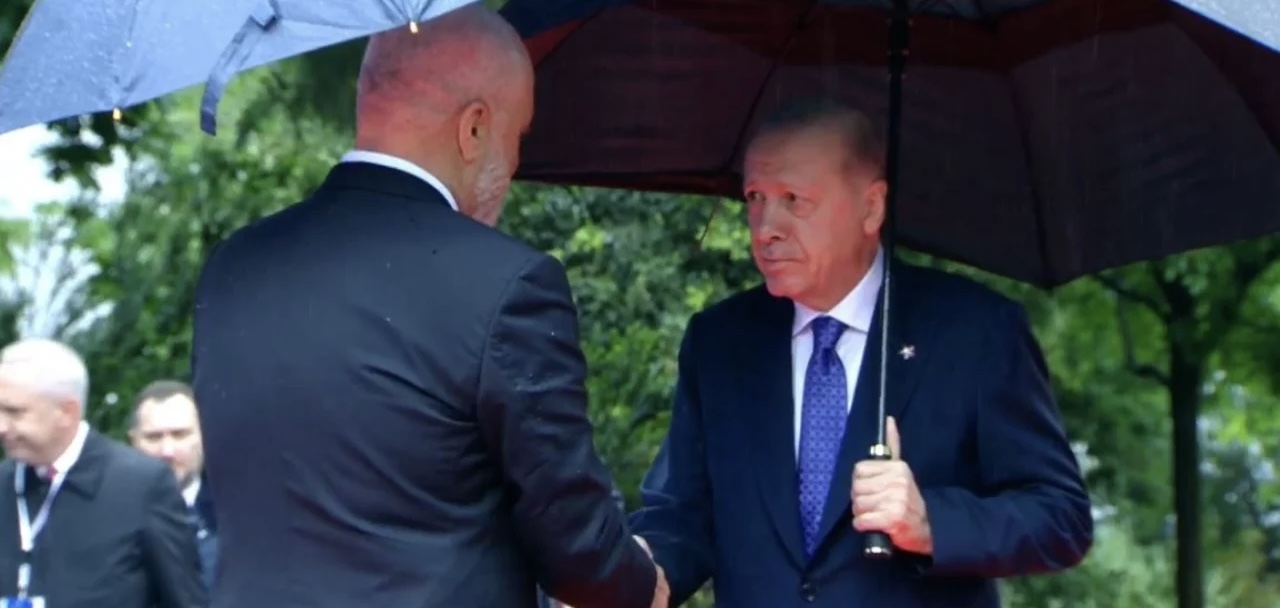 Erdogan mbërrin në Tiranë, pritet nga kryeministri Rama: Në Shqipëri e gjithë bota do të thërrasë zërin e paqes