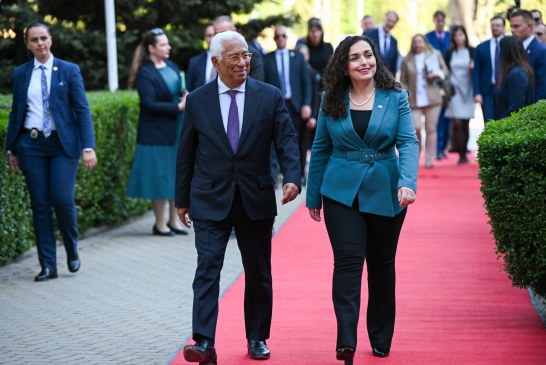 Presidentja Osmani në Tiranë me akuza ndaj BE-së: I keni hapur derën atyre që shkojnë te Putini dhe bllokoni Kosovën