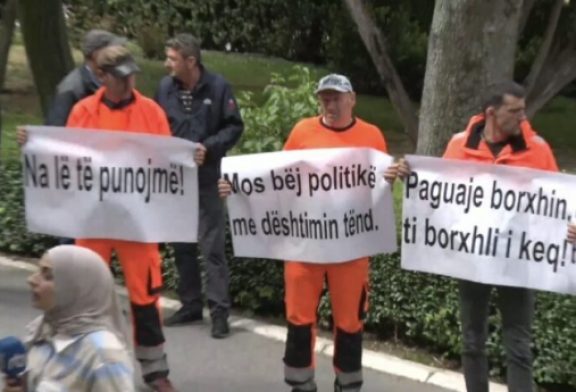 “Borxhli i keq”: Punëtorët e ‘Pastrimit’ protestojnë para komunës së Prishtinës