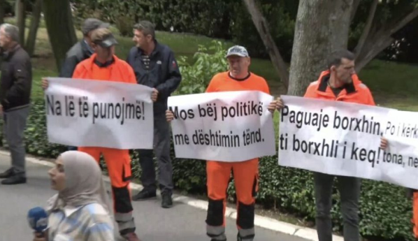 “Borxhli i keq”: Punëtorët e ‘Pastrimit’ protestojnë para komunës së Prishtinës