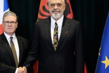 “The Telegraph”: Kryeministri 1.98 m i gjatë që e bëri Starmerin të dukej i vogël në skenën botërore