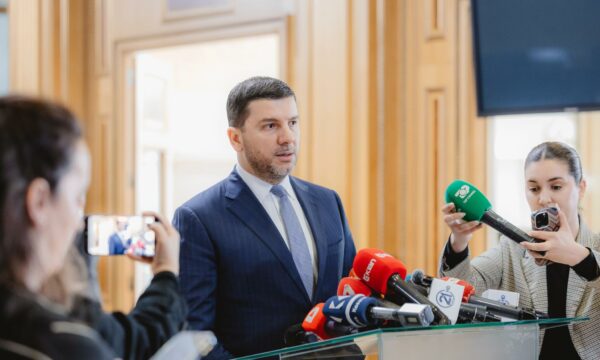Krasniqi: Mbajtja e dy palë zgjedhjeve përnjëherë mund të bëhet e domosdoshme