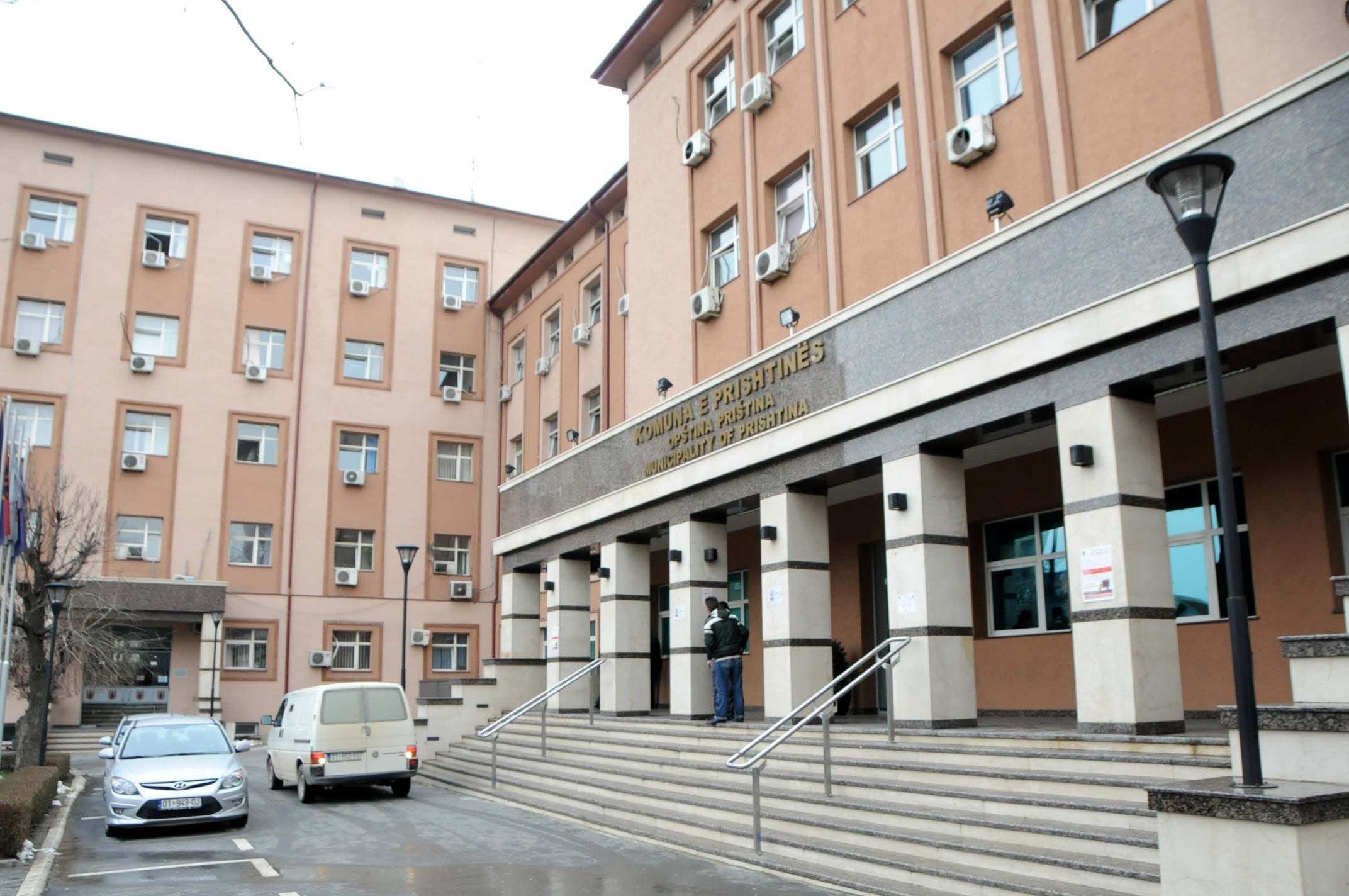 Komuna e Prishtinës nënshkruan kontratë për efiçiencë të energjisë në ndërtesat publike