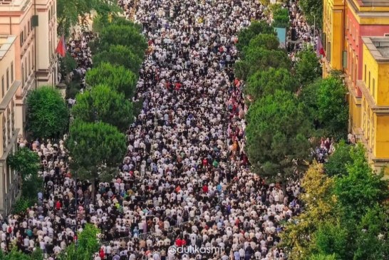 Kurban Bajrami, mijëra besimtarë falin namazin në bulevardin ‘Dëshmorët e Kombit’ në Tiranë