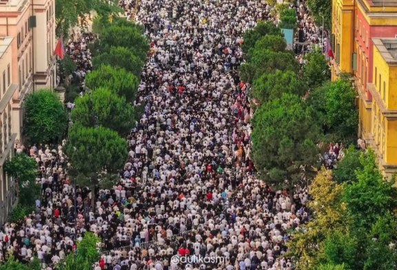 Kurban Bajrami, mijëra besimtarë falin namazin në bulevardin ‘Dëshmorët e Kombit’ në Tiranë