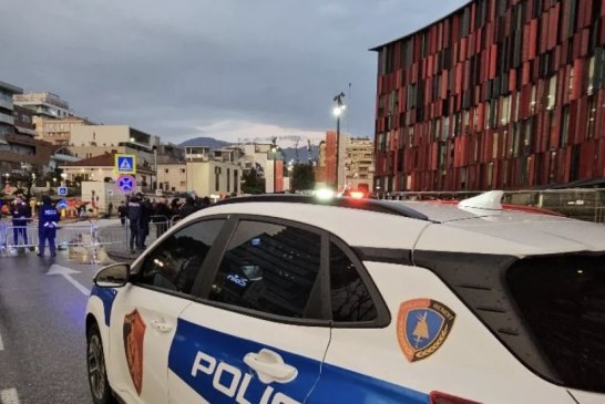 Policia ‘blindon’ edhe hotelin ku po qëndron ekipi serb i futbollit, njofton bllokime dhe masa të reja