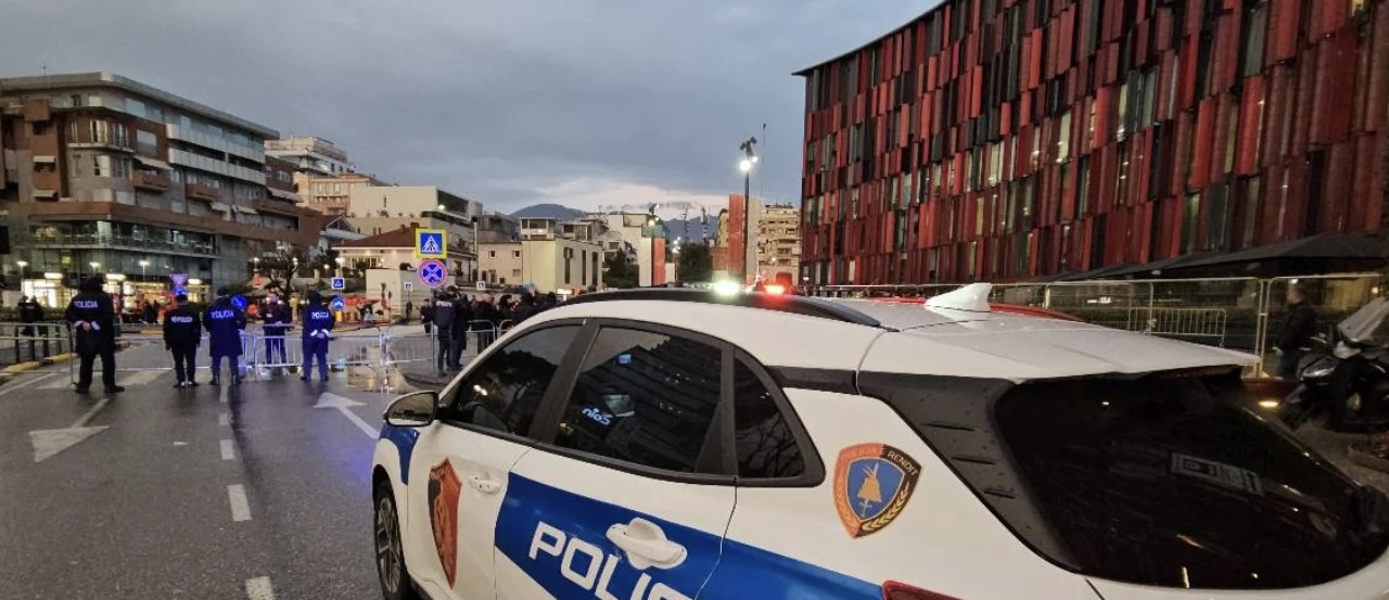Policia ‘blindon’ edhe hotelin ku po qëndron ekipi serb i futbollit, njofton bllokime dhe masa të reja