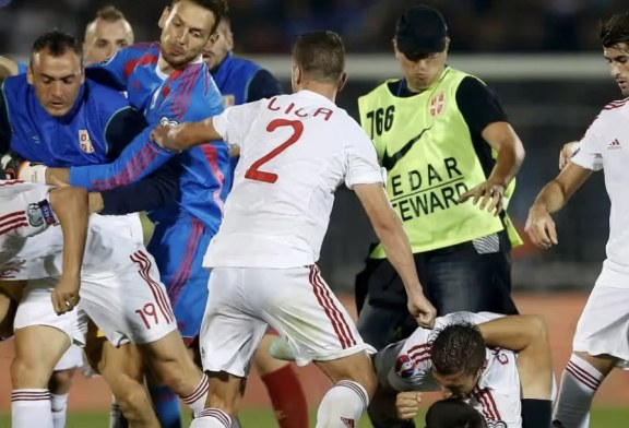 Mbi 2 mijë efektivë dhe 500 civilë mes tifozëve në stadium, The Guardian për Shqipëri-Serbi: Pajisjet kundër dronëve janë gati, Ismail Morina është “zhdukur”