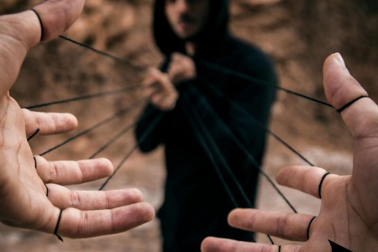 10 taktika të fshehura, që njerëzit përdorin për të ta “gërryer” fuqinë tënde