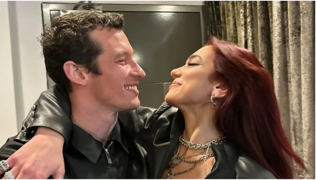 Dua Lipa konfirmon fejesën me Callum Turner
