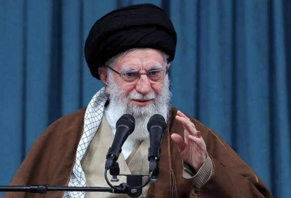 Trump e quajti një “shënjestër të lehtë”, por kush është Khamenei? Udhëheqësi i linjës së ashpër të Iranit, një nga njerëzit më të fuqishëm
