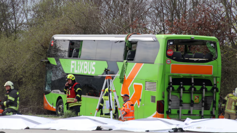 Rrokulliset një autobus në Gjermani, 20 pasagjerë në gjendje kritike