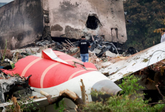 Rrëzohet aeroplani në Indi, dy pilotë besohet se kanë vdekur