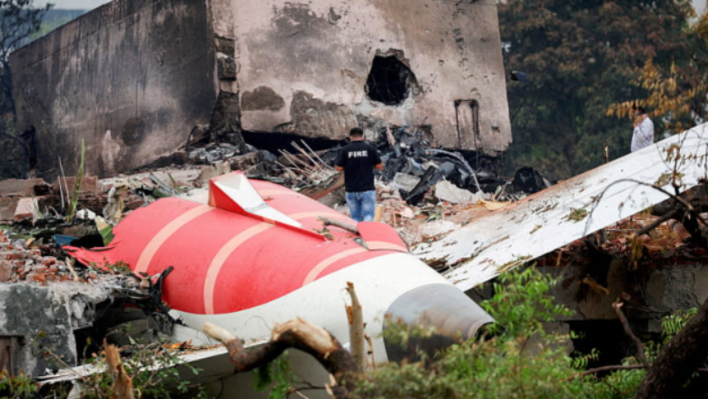 Rrëzohet aeroplani në Indi, dy pilotë besohet se kanë vdekur