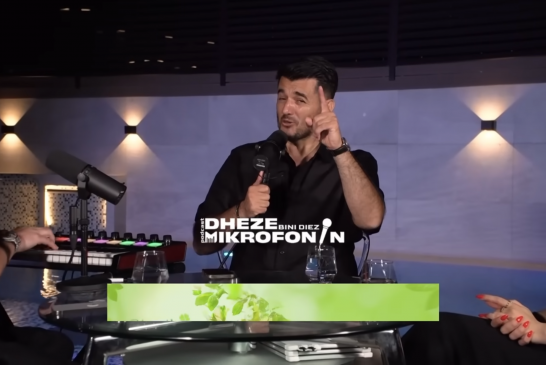 “Zëri që trondit” Labinot Tahiri ndez ‘Dheze Mikrofonin’ me emocione dhe balada të pavdekshme