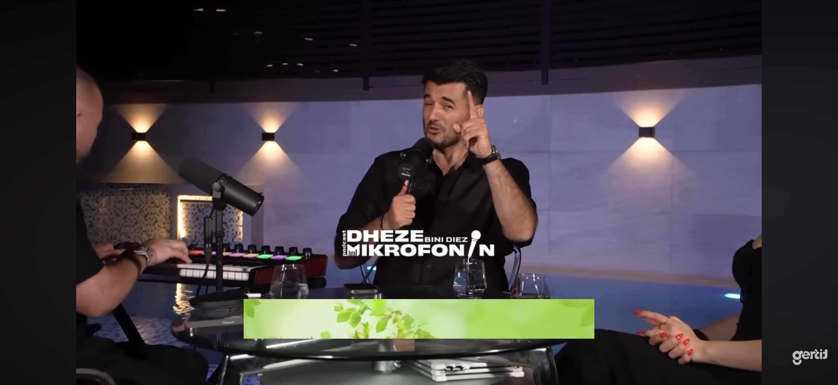 “Zëri që trondit” Labinot Tahiri ndez ‘Dheze Mikrofonin’ me emocione dhe balada të pavdekshme