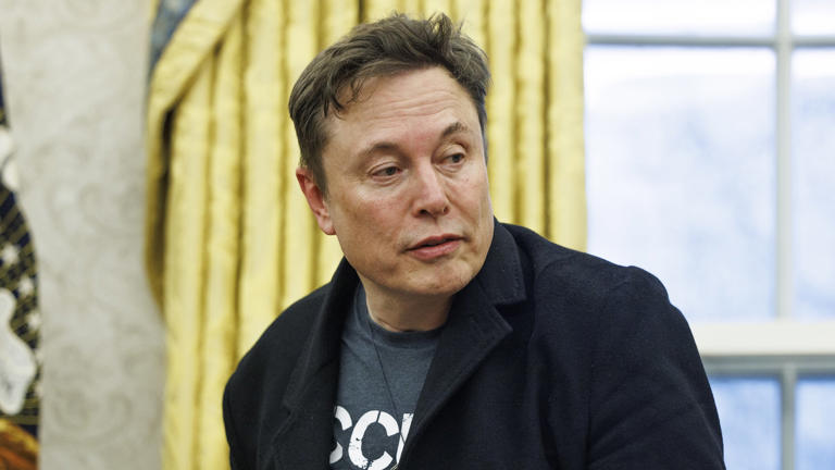 9 librat që të ndryshojnë jetën sipas Elon Musk! Ja pse duhet t’i lexoni